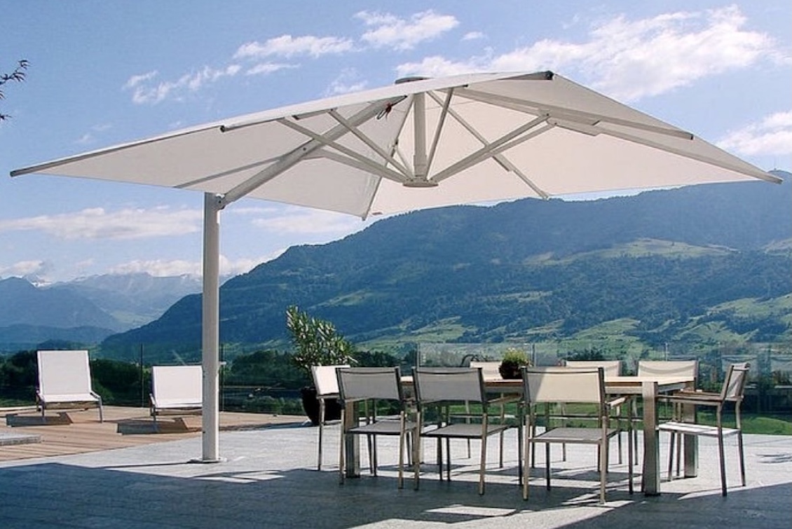 grand parasol déporté en aluminium pour professionnels – garanti résistant au vent à 70 km/h grand parasol déporté en aluminium pour professionnels - garanti résistant au vent à 70 km/h