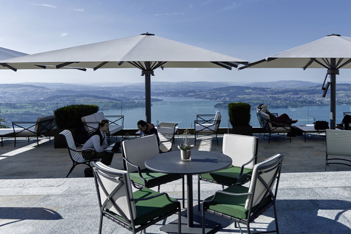 parasol géant résistant à 100 km h de vent - aluminium - pour terrasses et statitons de ski 1