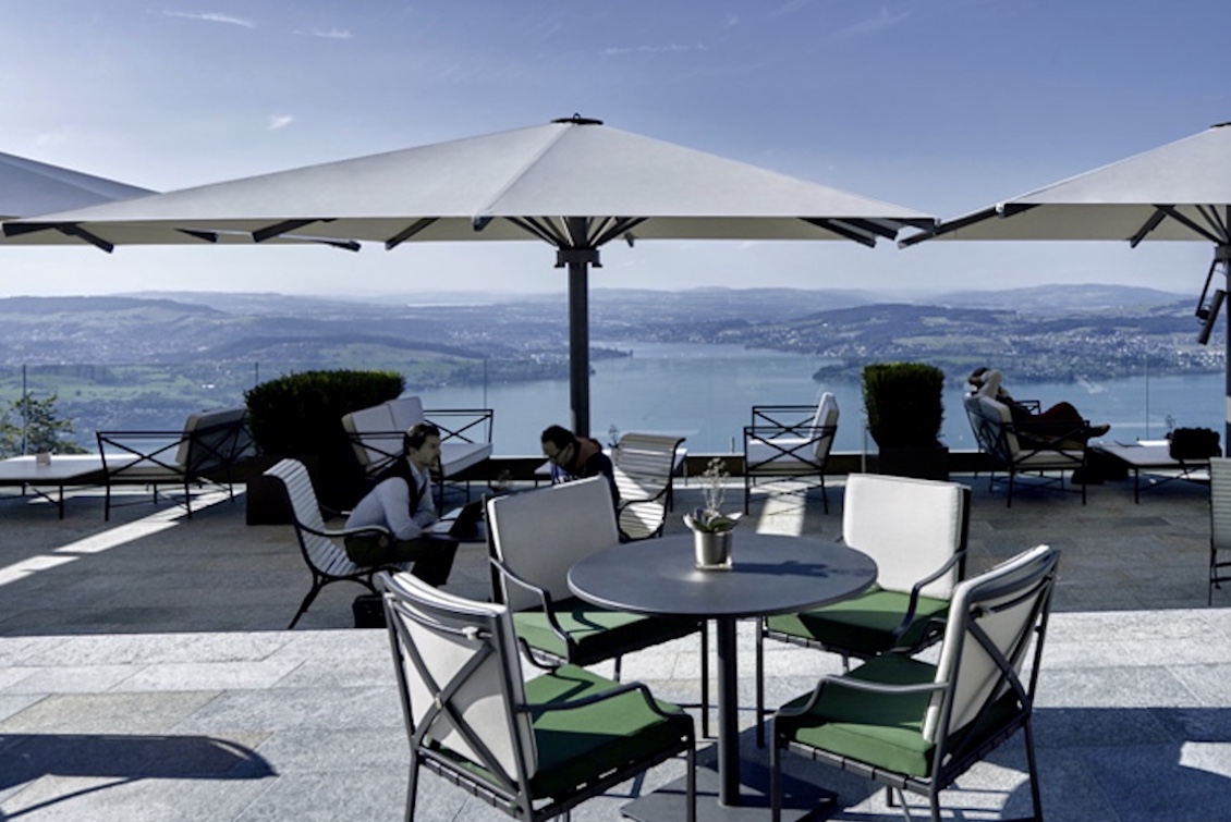 parasol géant résistant à 100 km h de vent - aluminium - pour terrasses et statitons de ski 1