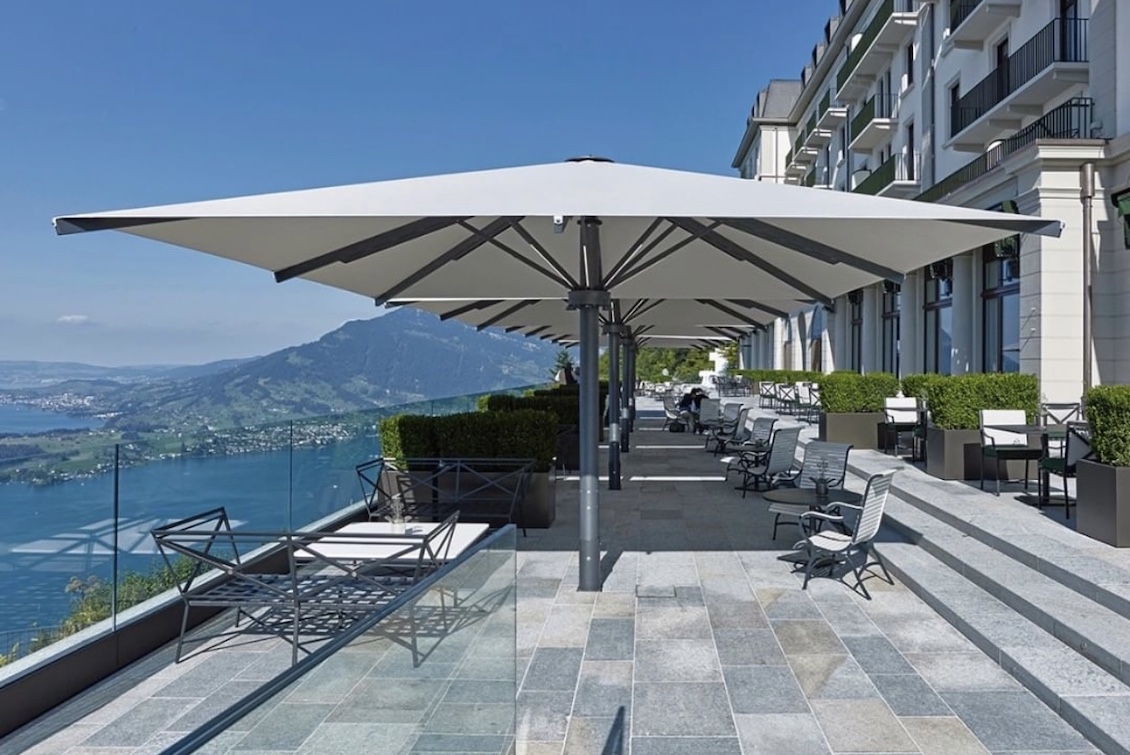 parasol géant résistant à 100 km h de vent - aluminium - pour terrasses et statitons de ski 1