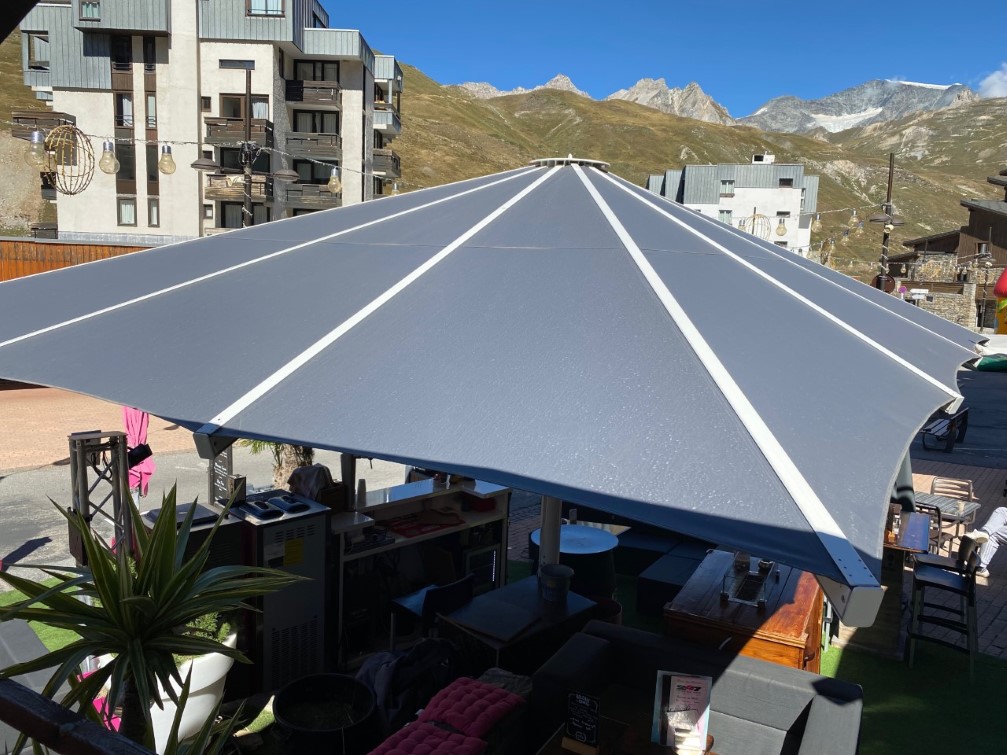 parasol géant résistant à 100 km h de vent - aluminium - pour terrasses et statitons de ski 1