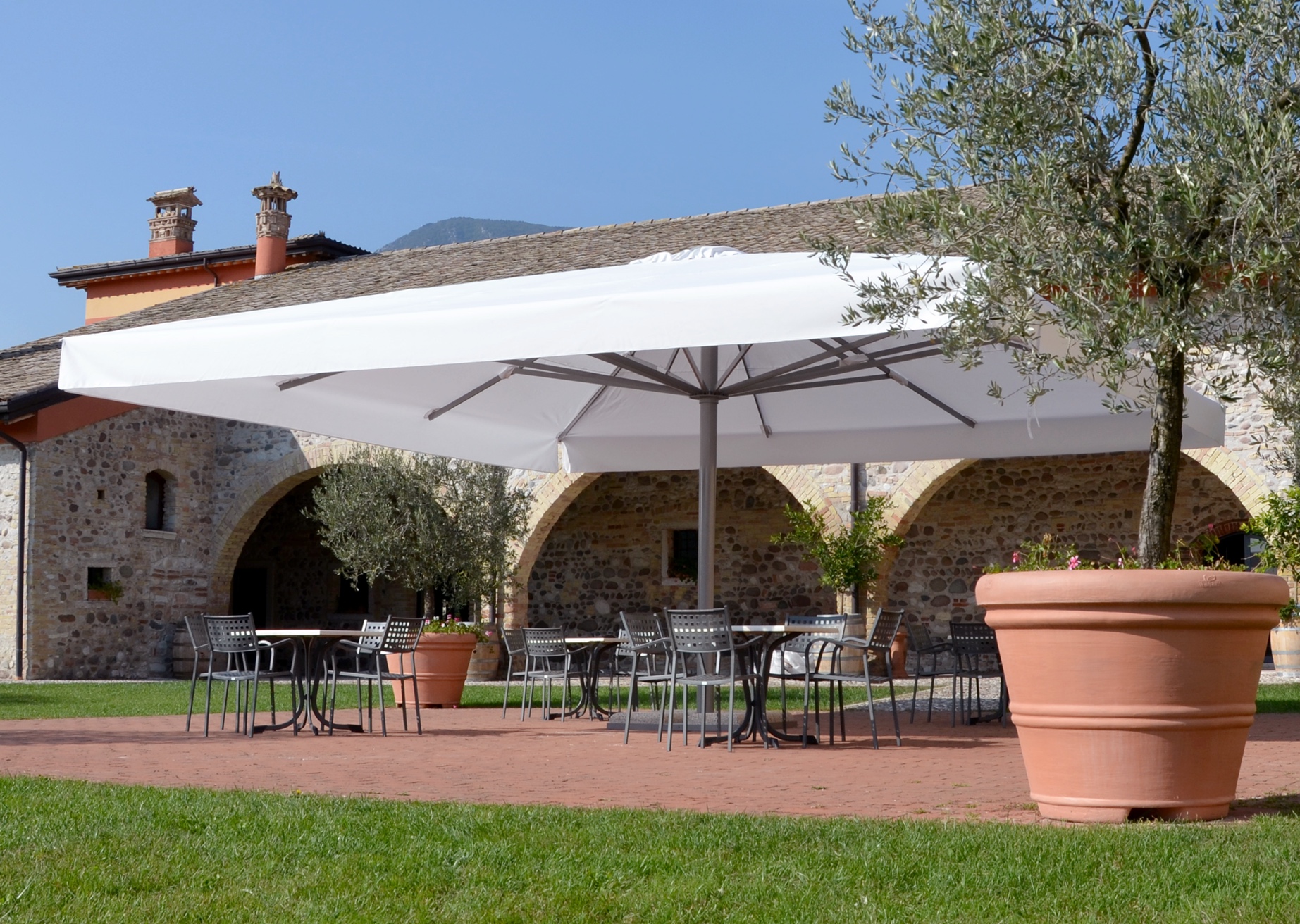 parasol géant résistant à 100 km h de vent - aluminium - pour terrasses et statitons de ski 1