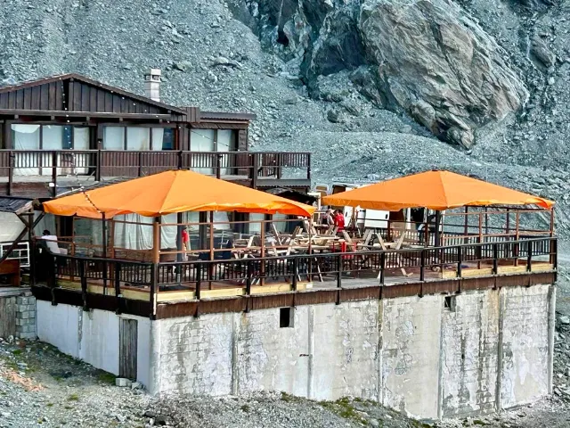 parasol géant résistant à 100 km h de vent - aluminium - pour terrasses et statitons de ski 1