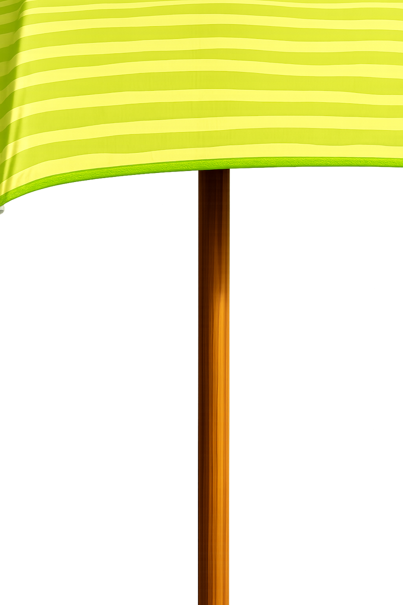 Mât en bois Parasol avec toile à rayures horizontales vert anis et jaune clair, bordure verte et mât en bois, photographié sur fond transparent.