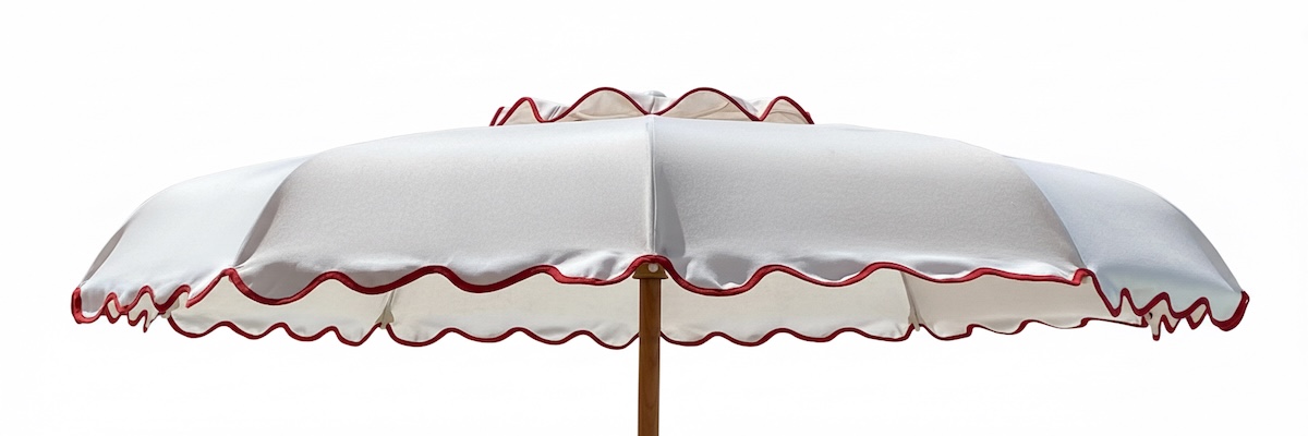 Soufflet Parasol rond en toile blanche avec bordures ondulées soulignées d’un liseré rouge, monté sur un mât en bois, photographié sur fond neutre.