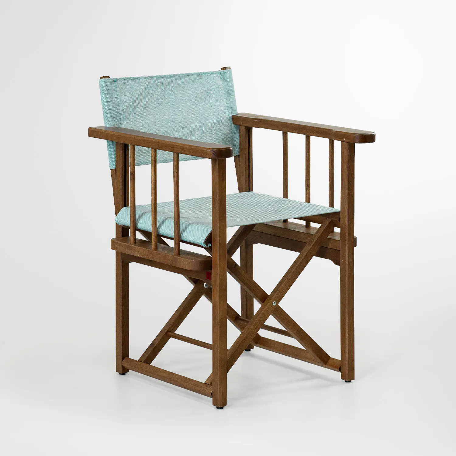 Fauteuil pliant en bois brun, style chaise de réalisateur, avec assise et dossier en toile bleu clair, sur fond blanc.