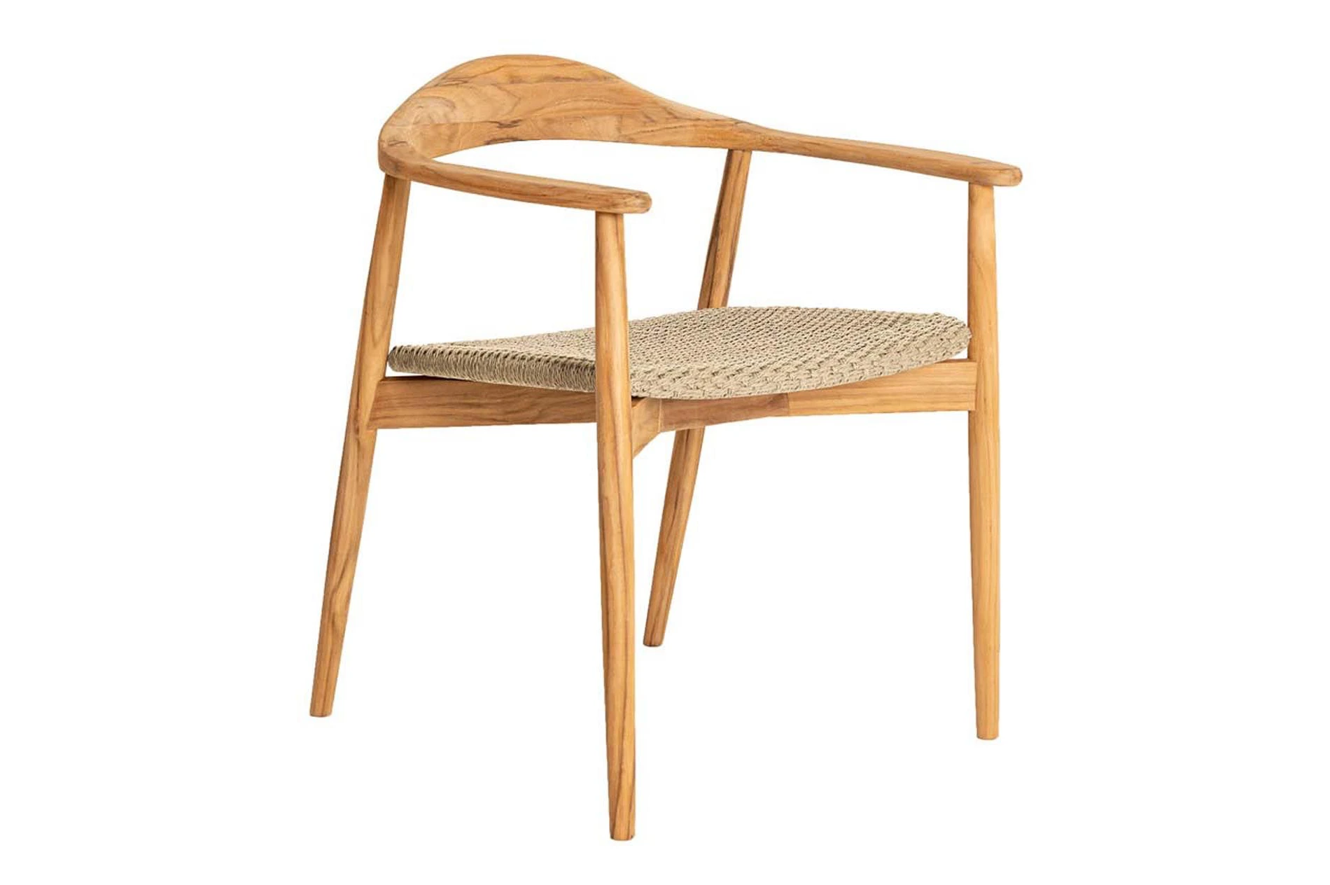 Fauteuil de jardin en bois clair avec accoudoirs et assise tressée sur fond blanc.