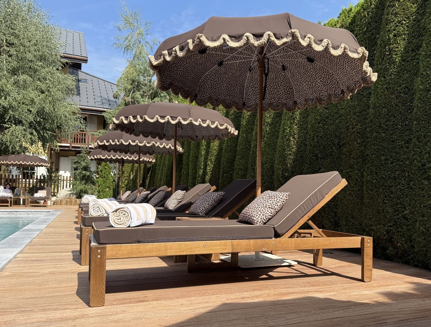 LODGE PARK 1 Bain de Soleil en Bois de Frêne sur Terrasse d'Hôtel avec Parasol Couleur Marron Glacé